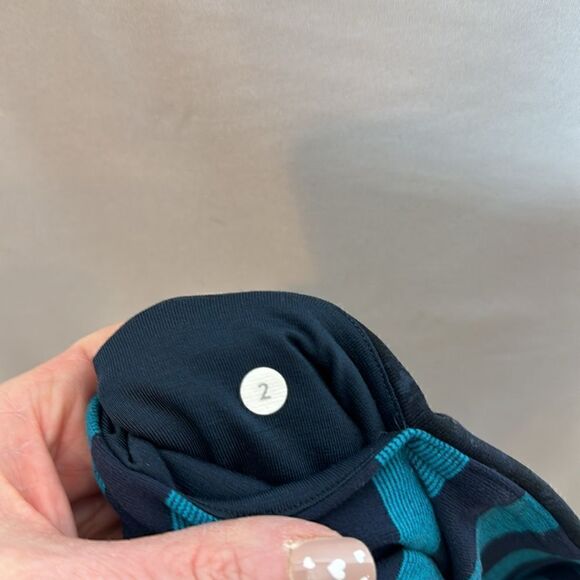 Lululemon Abstract Print/Hidden Stripe Waistband Full Length Leggings. Size 2. - Picture 9 of 9